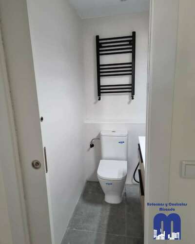 Reforma integral de un piso con acabados actuales y una estética limpia y luminosa.