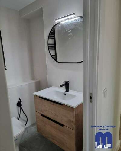 Reforma integral de un piso con acabados actuales y una estética limpia y luminosa.