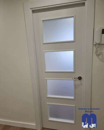 Reforma integral de un piso con acabados actuales y una estética limpia y luminosa.