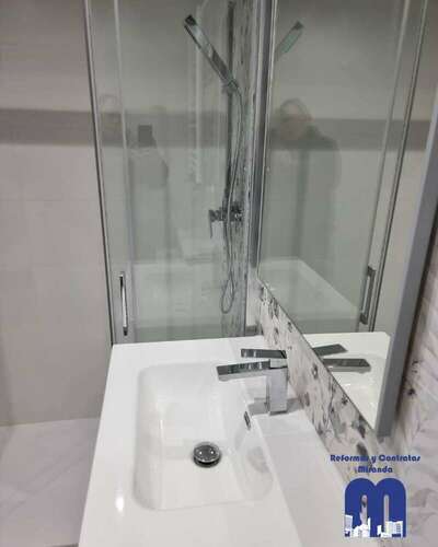 Reforma integral de un piso con acabados actuales y una estética limpia y luminosa.