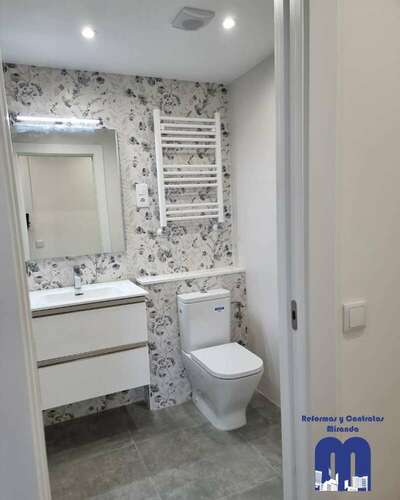 Reforma integral de un piso con acabados actuales y una estética limpia y luminosa.