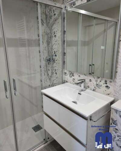 Reforma integral de un piso con acabados actuales y una estética limpia y luminosa.