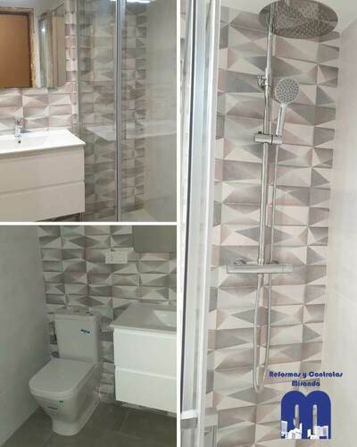 Baño reformado con diseño actual, revestimiento geométrico, ducha con mampara de cristal y mobiliario suspendido, pensado para ofrecer funcionalidad, luminosidad y un estilo contemporáneo.