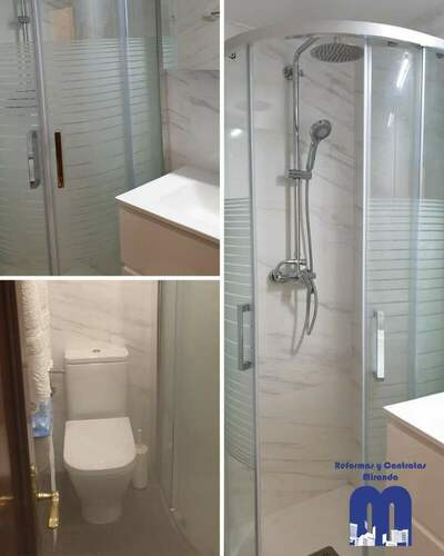Reforma integral de baño moderno con ducha curva y revestimiento efecto mármol