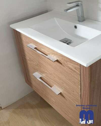 Reforma integral de baño moderno con acabados en madera y tonos piedra