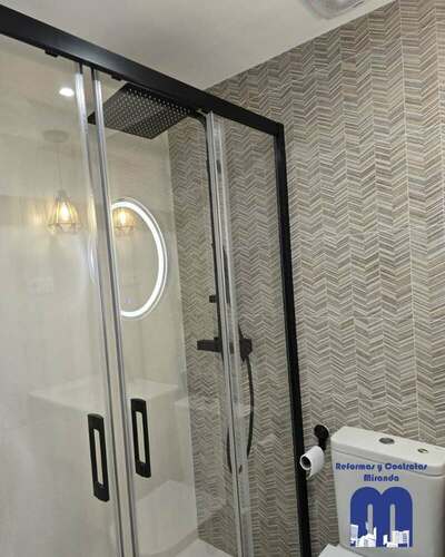 Reforma integral de piso con cocina moderna y baños renovados en Gijón