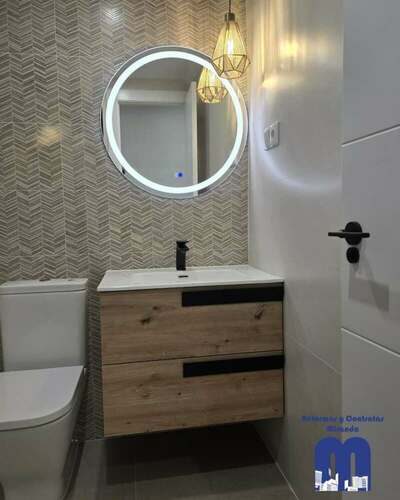 Reforma integral de piso con cocina moderna y baños renovados en GijónReforma integral de piso con cocina moderna y baños renovados en Gijón