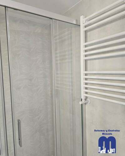 Reforma integral de piso con cocina moderna y baños renovados en Gijón