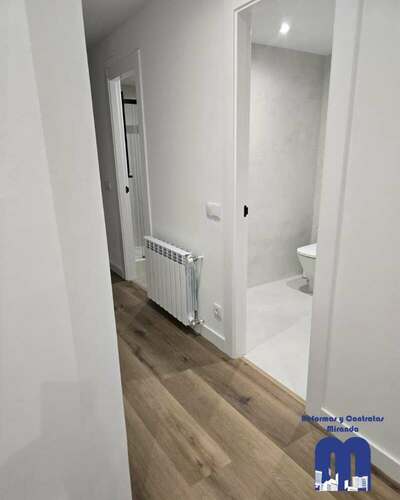 Reforma integral de piso con cocina moderna y baños renovados en Gijón