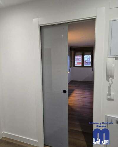 Reforma integral de piso con cocina moderna y baños renovados en Gijón