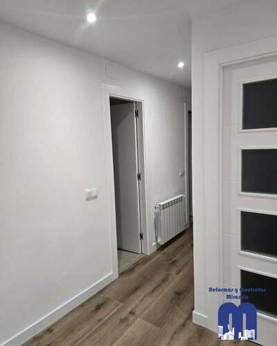 Reforma integral de piso con cocina moderna y baños renovados en Gijón