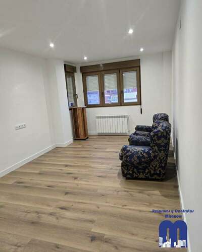 Reforma integral de piso con cocina moderna y baños renovados en Gijón