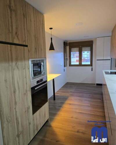 Reforma integral de piso con cocina moderna y baños renovados en Gijón