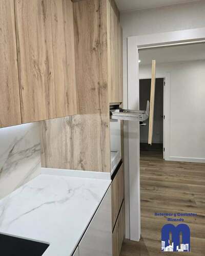 Reforma integral de piso con cocina moderna y baños renovados en Gijón
