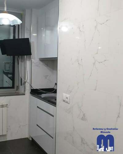 Reforma de cocina alargada moderna en Gijón | Reformas Miranda
