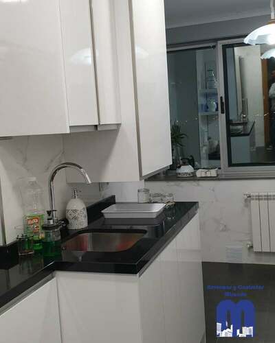 Reforma de cocina alargada moderna en Gijón | Reformas Miranda