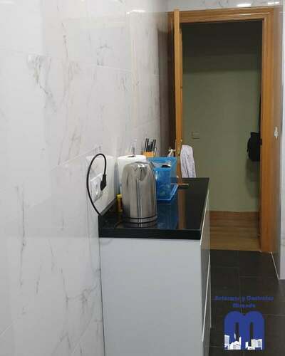 Reforma de cocina alargada moderna en Gijón | Reformas Miranda