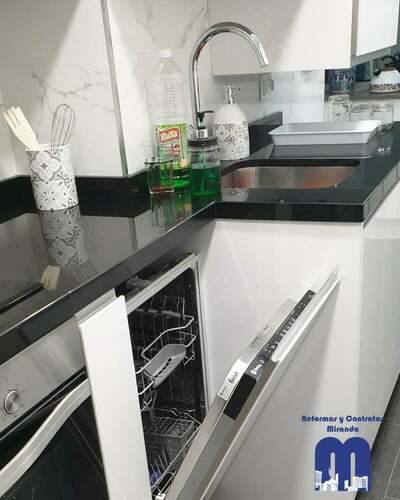 Reforma de cocina alargada moderna en Gijón | Reformas Miranda