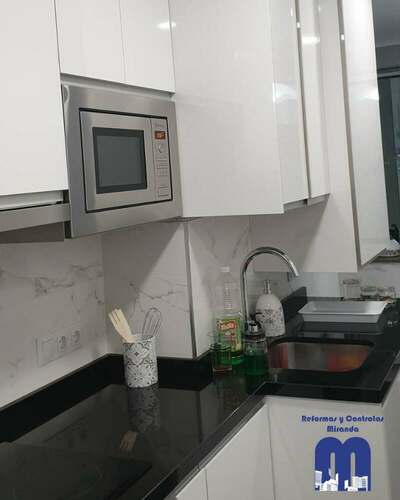 Reforma de cocina alargada moderna en Gijón | Reformas Miranda