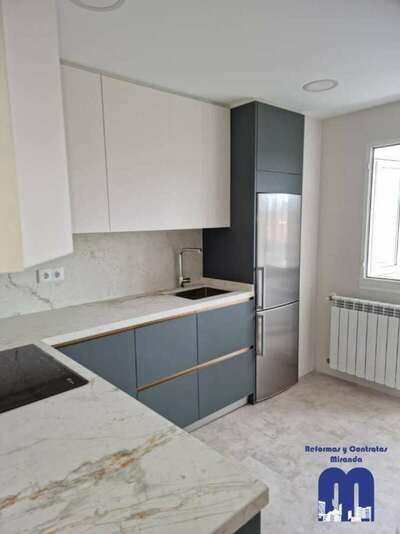 Reforma de cocina moderna en Gijón con mobiliario bicolor