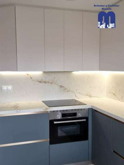 Reforma de cocina moderna en Gijón con mobiliario bicolor