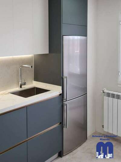 Reforma de cocina moderna en Gijón con mobiliario bicolor