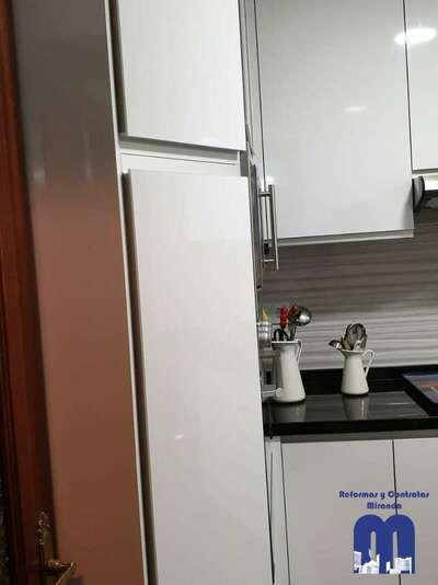 Reforma integral de cocina en Gijón: Luminosidad, orden y contraste elegante Reforma integral de cocina en Gijón: Luminosidad, orden y contraste elegante