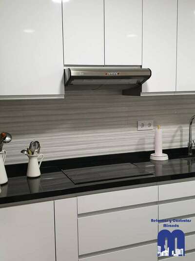 Reforma integral de cocina en Gijón: Luminosidad, orden y contraste elegante Reforma integral de cocina en Gijón: Luminosidad, orden y contraste elegante