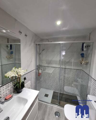 Reforma integral de baño moderno en Gijón Reforma integral de baño moderno en Gijón